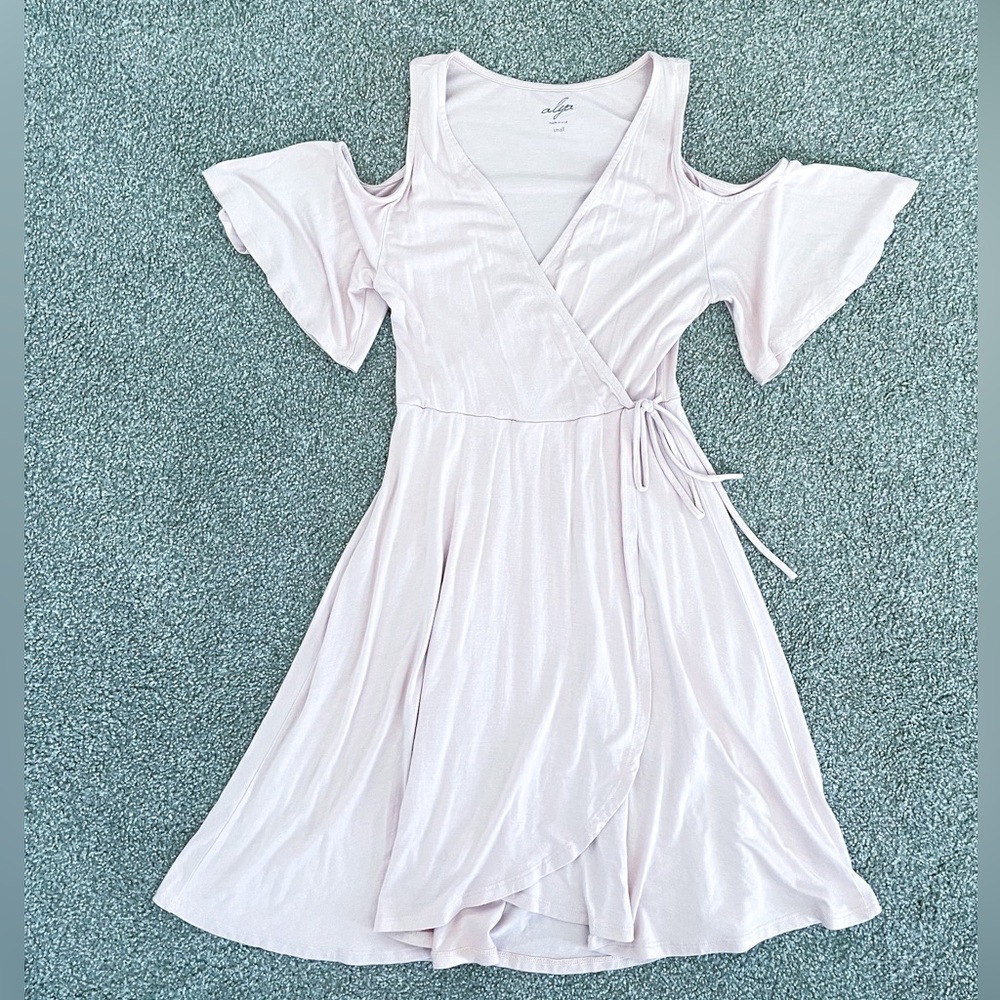 Francesca’s Collection Alya faux wrap cold shoulder dress in blush pink - Picture 2 of 8
